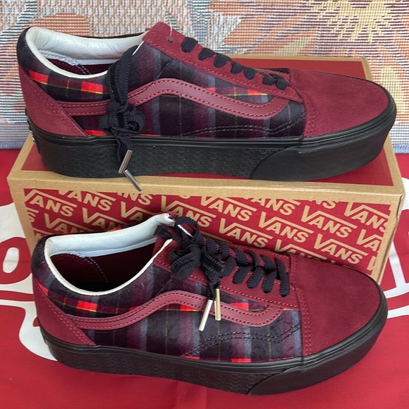 Vans Old Skool Stacked 
Velvet Plaid Port/Black
VNOA7Q5M02Y
WMNS Platforms - Picture 2 of 16